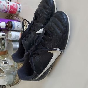 Youth 4.5 US Nike soccer cleats black/white